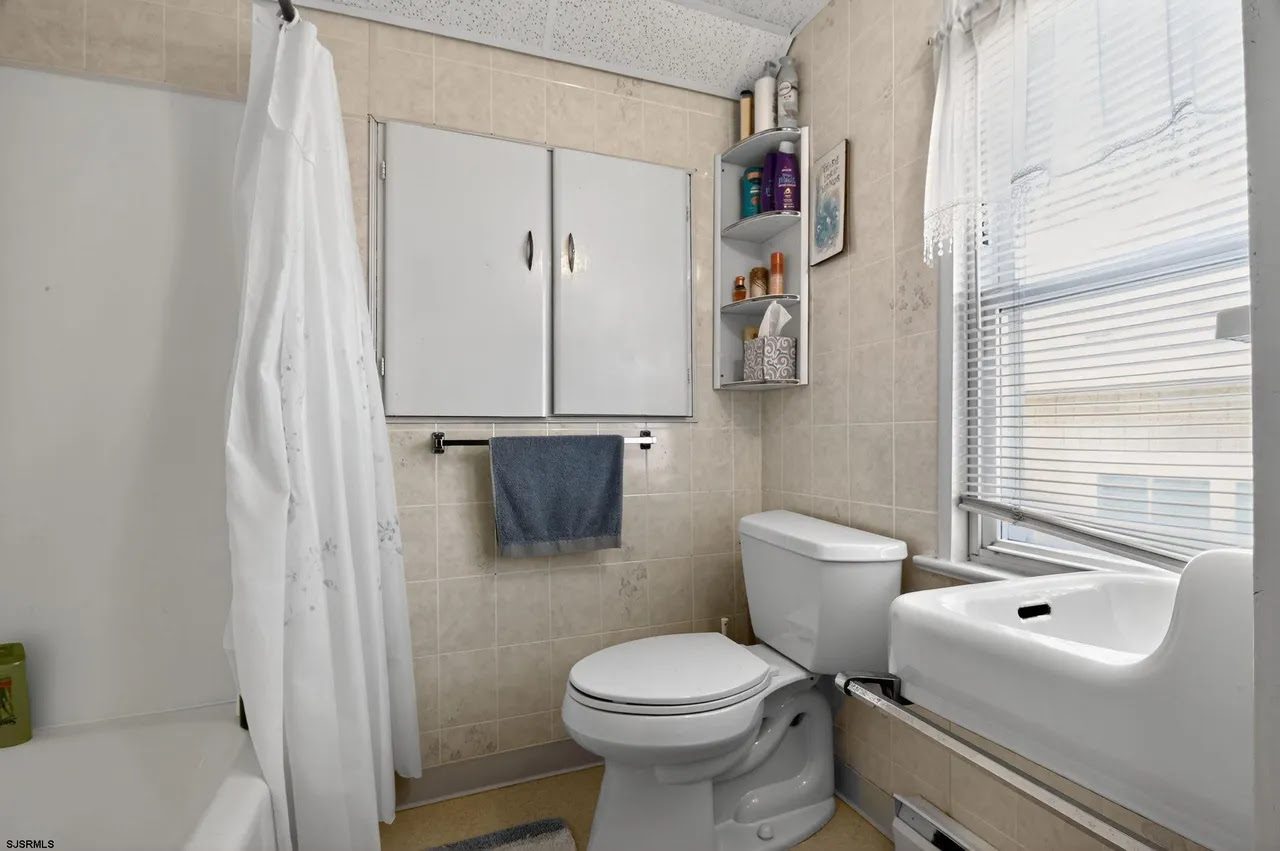 Corinthian Sea, Bathroom