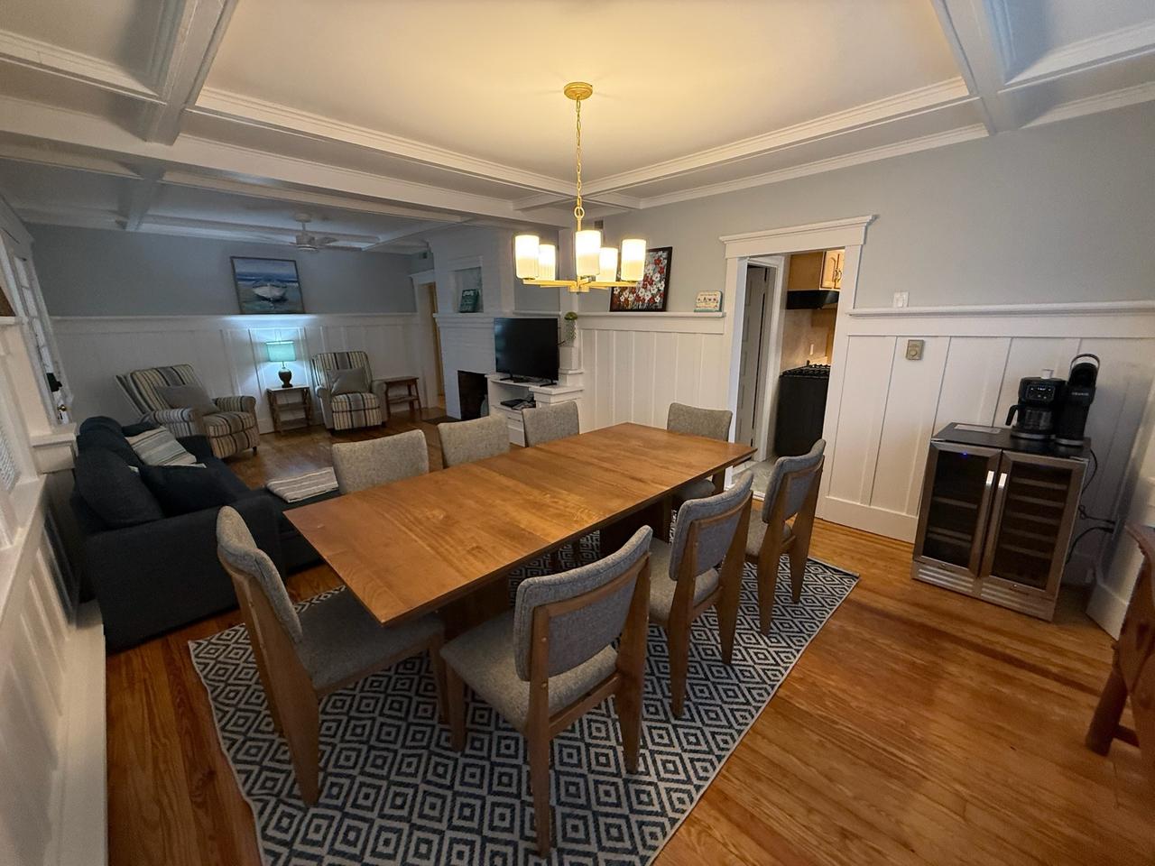Corinthian Salt, Dining room