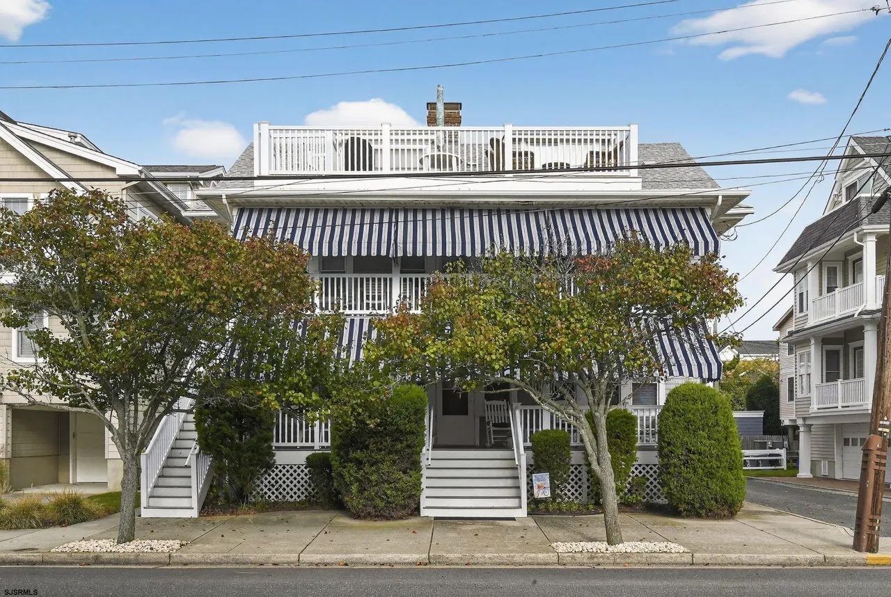 Corinthian Salt, Exterior